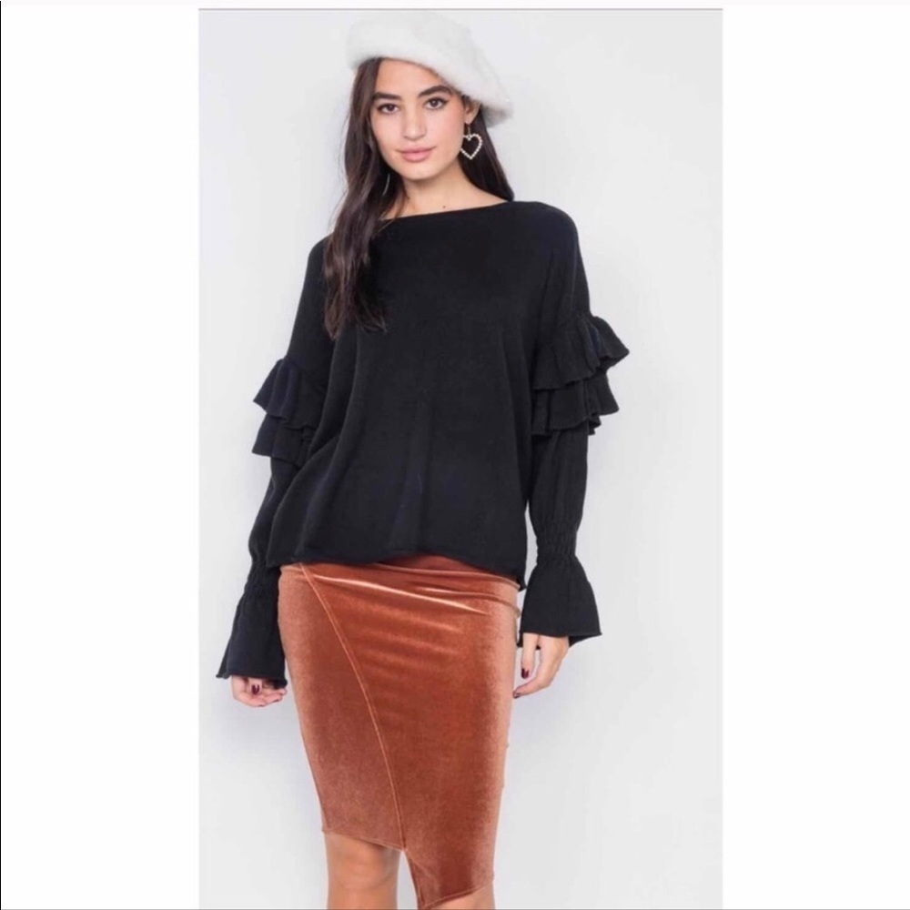 🎉 HP 🎉 NWT Black Scoop Neck Tiered Long Sleeve Bell Sweater
